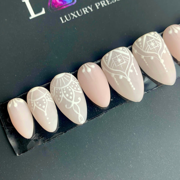 Henna Whisper  – Short Almond