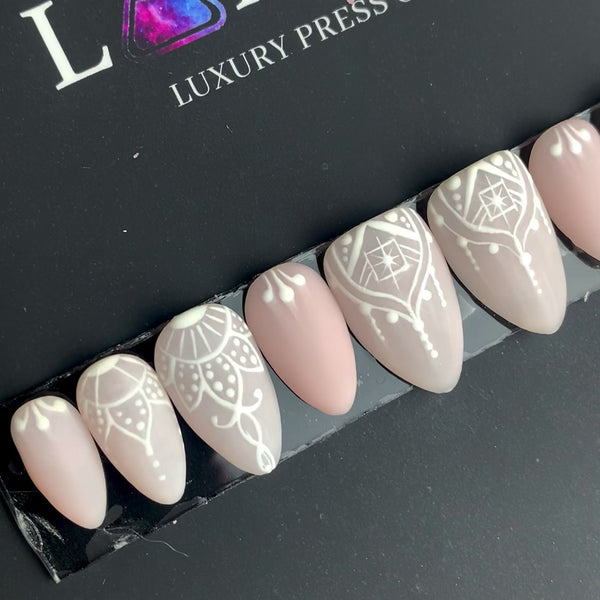 Henna Whisper  – Short Almond